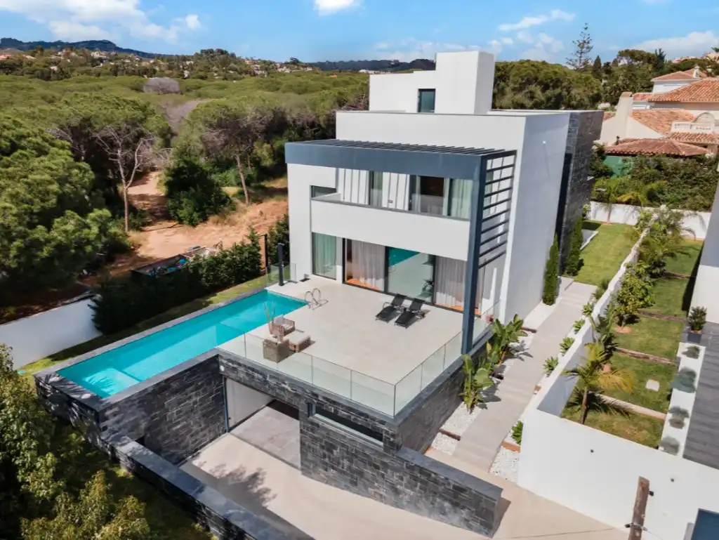 Chalet con piscina en venta en Elviria - Cabopino