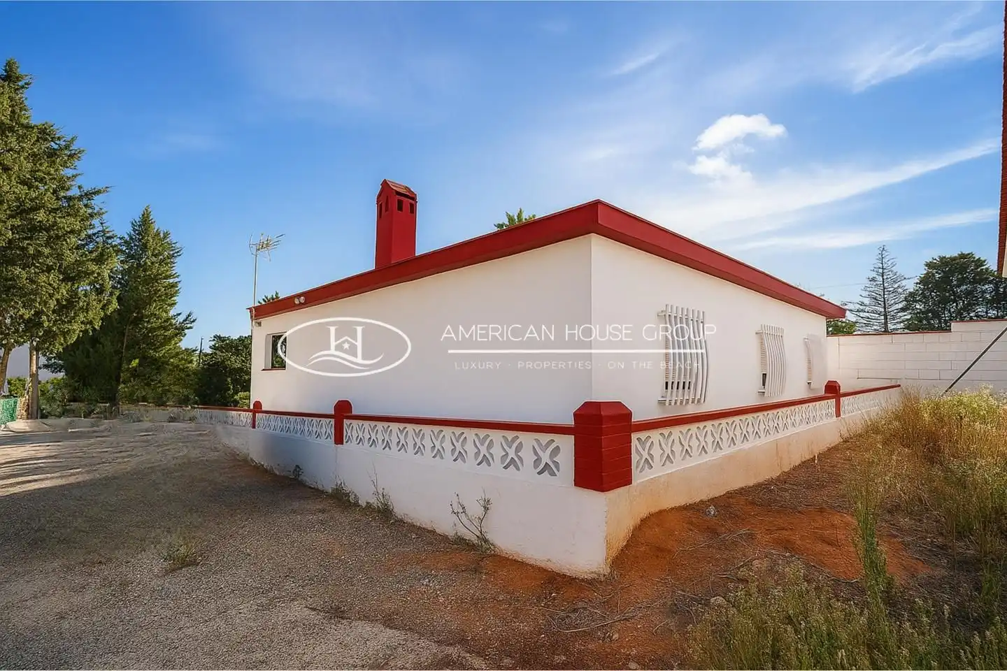 Vista exterior de Casa o xalet en venda en Chiclana de la Frontera amb Aire condicionat, Jardí privat i Terrassa