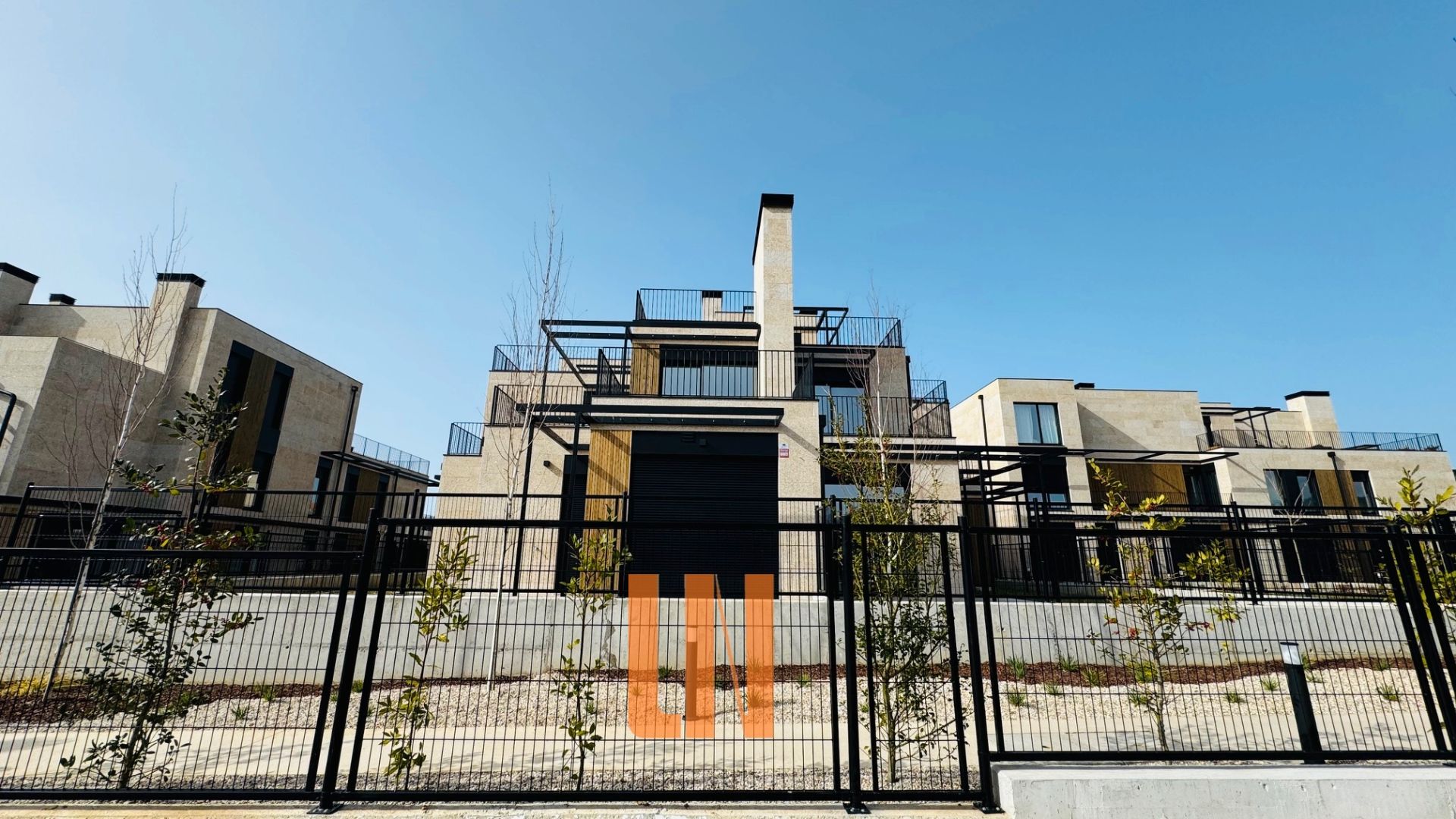 Außenansicht von Wohnung zum Verkauf in Oleiros mit Heizung, Terrasse und Abstellraum