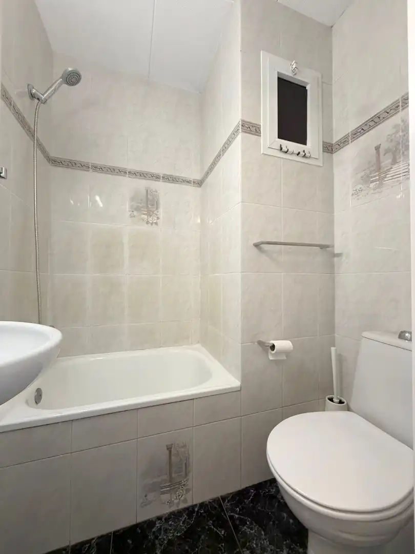 Baño de Piso en venta en L'Hospitalet de Llobregat con Aire acondicionado, Parquet y Horno