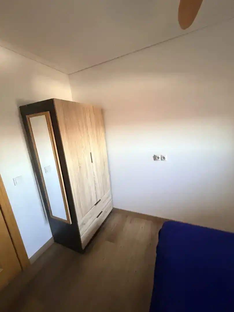 Bedroom of Flat for share in Madrid  with Parquet flooring and Furnished
