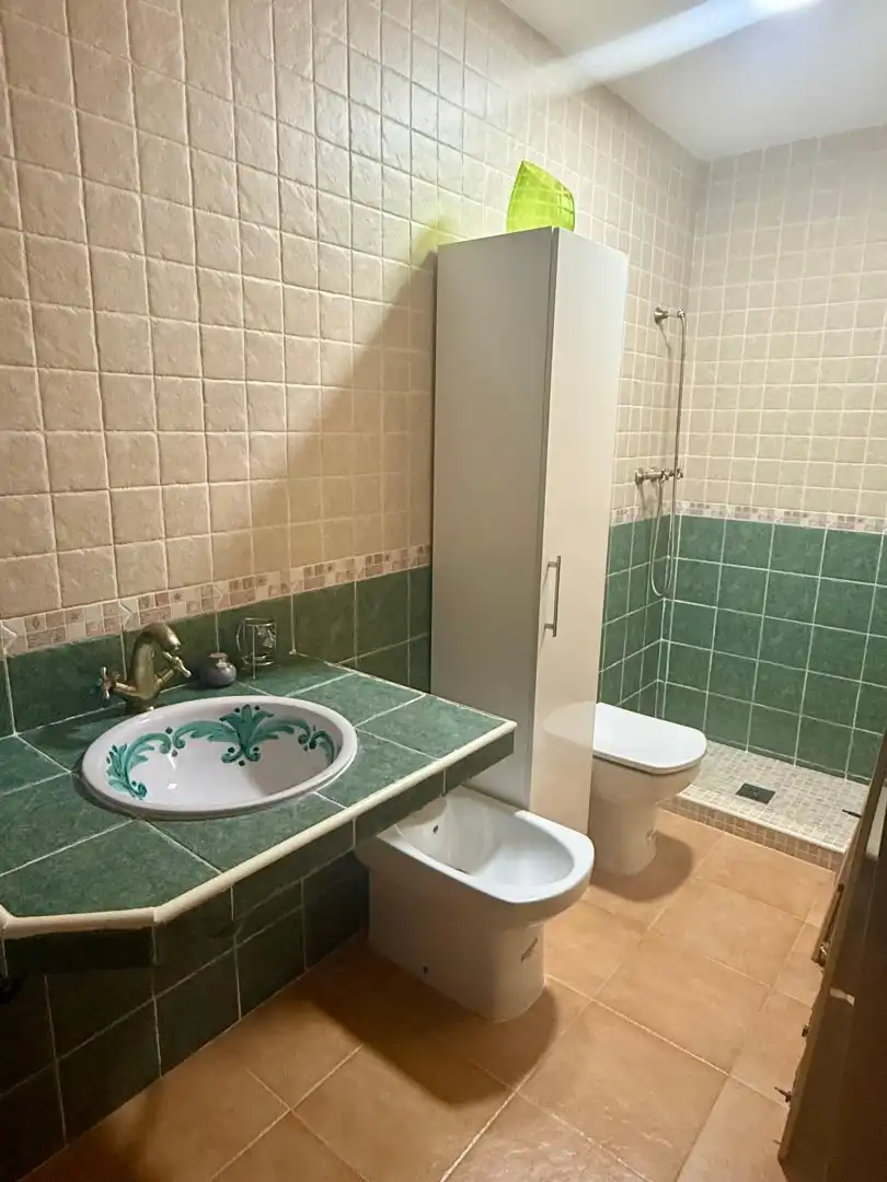 Baño de Piso en venta en Carataunas con Calefacción, Terraza y Piscina comunitaria