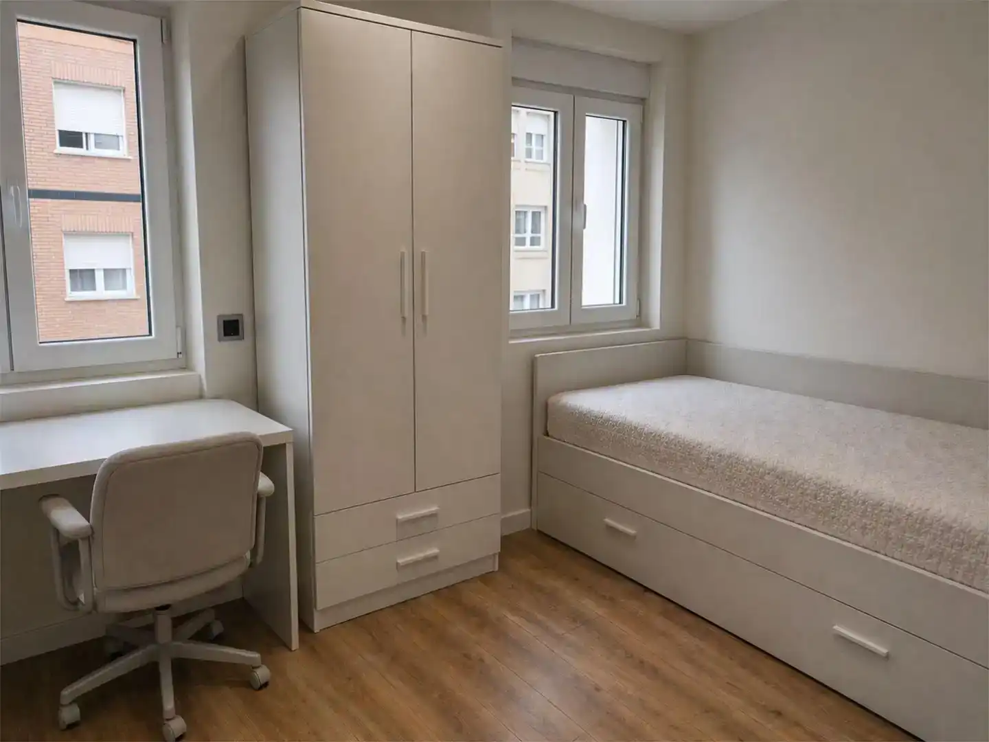 Dormitori de Apartament per a compartir en León Capital  amb Jardí privat, Parquet i Traster