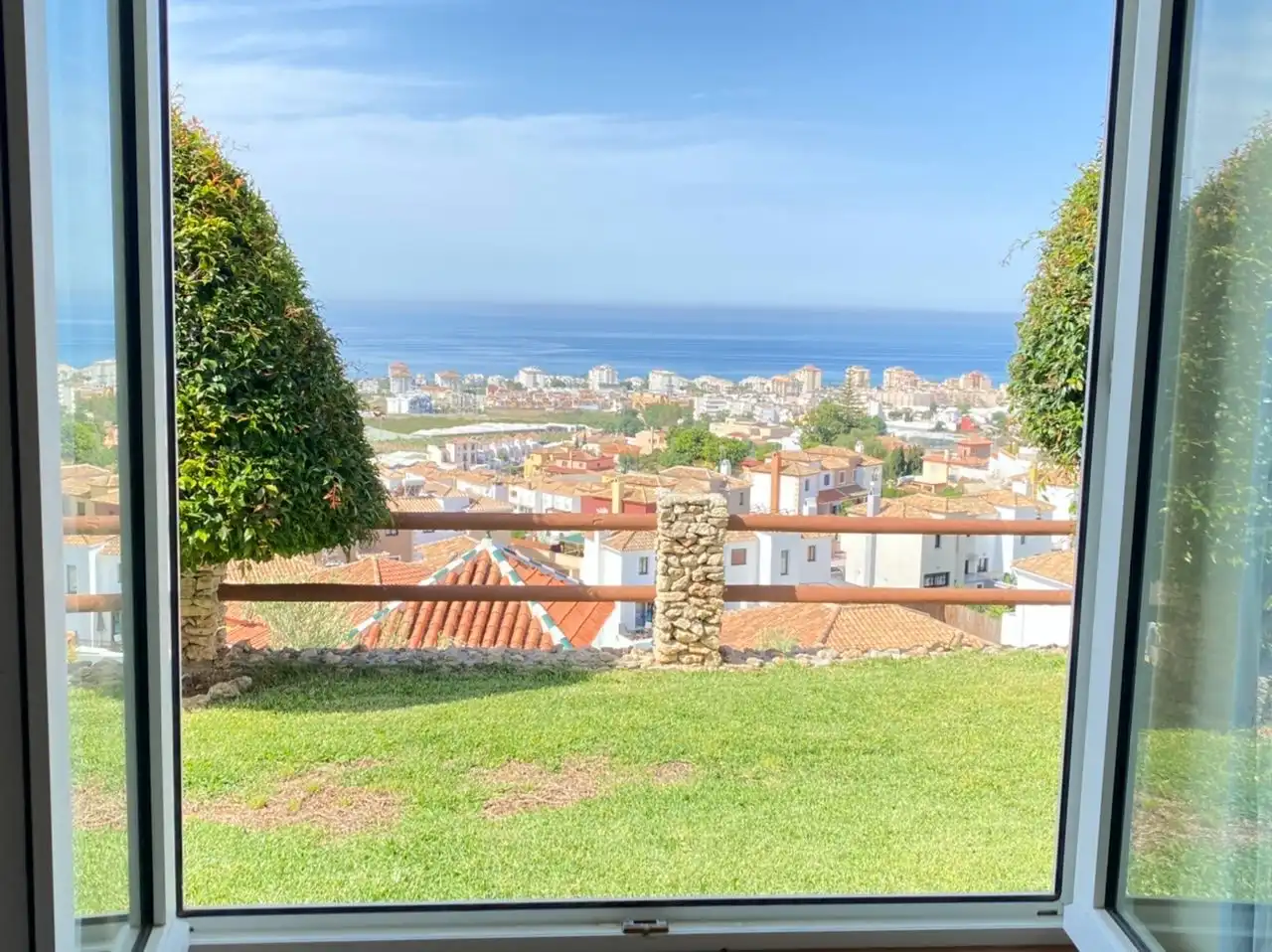 Vista exterior de Casa o xalet en venda en Torrox amb Aire condicionat, Jardí privat i Traster