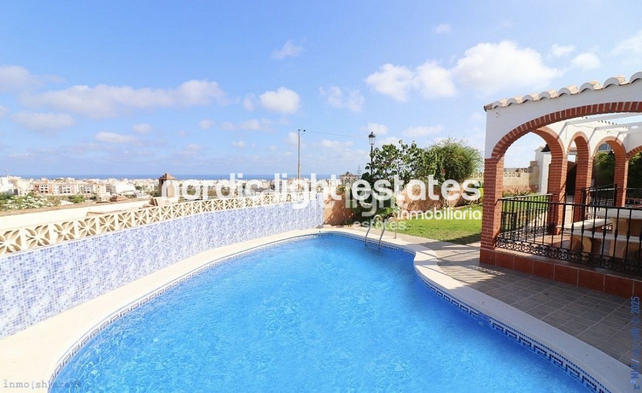 Vista exterior de Casa o xalet en venda en Nerja amb Terrassa, Traster i Piscina
