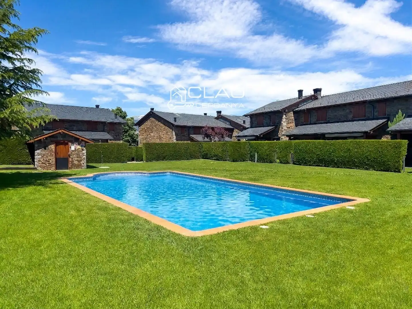 Schwimmbecken von Einfamilien-Reihenhaus zur Miete in Palau - de - Cerdagne mit Heizung, Privatgarten und Parkett