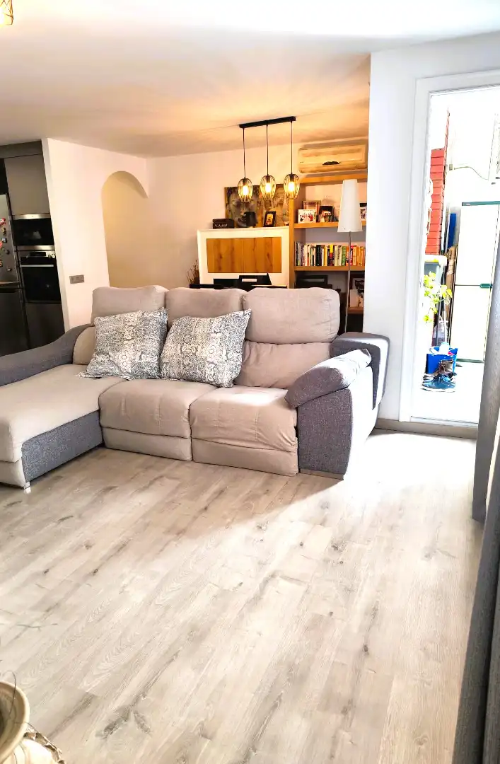 Sala d'estar de Pis en venda en L'Hospitalet de Llobregat amb Aire condicionat, Parquet i Moblat