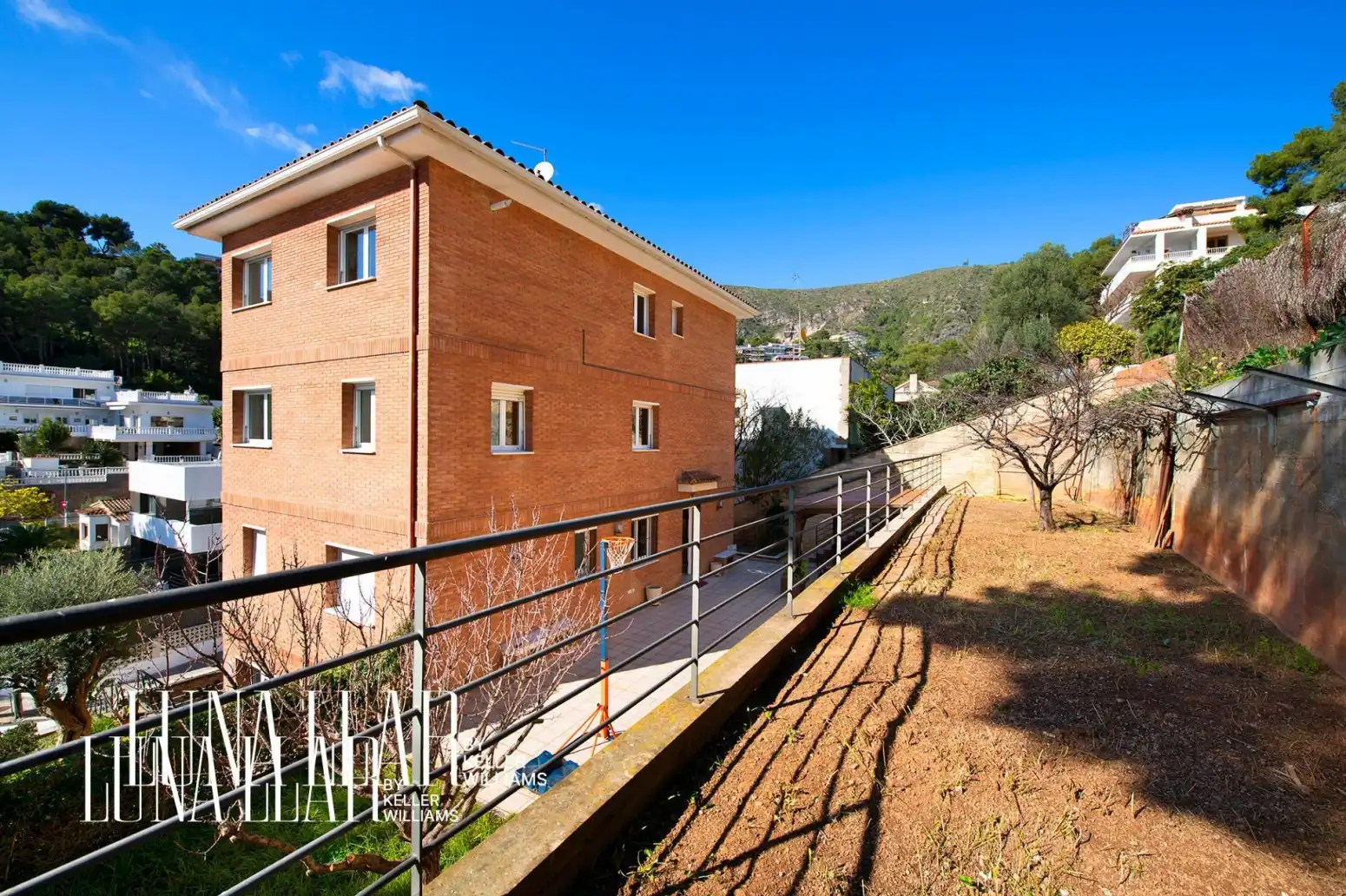 Vista exterior de Casa o xalet en venda en Castelldefels amb Calefacció, Terrassa i Balcó