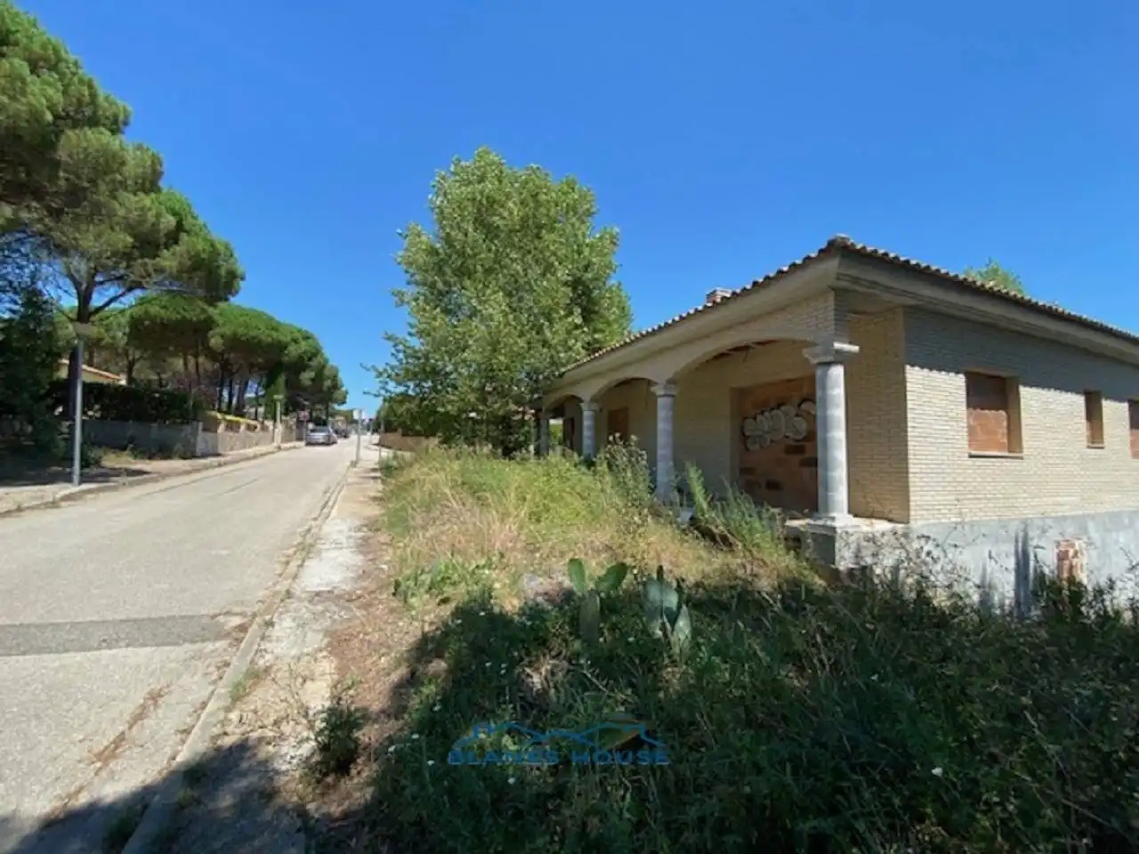 Vista exterior de Casa o xalet en venda en Vidreres amb Terrassa i Piscina comunitària