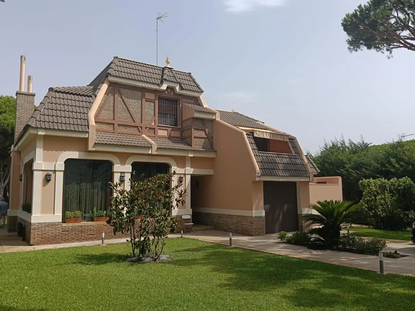 Vista exterior de Casa o xalet en venda en Conil de la Frontera amb Aire condicionat, Jardí privat i Terrassa