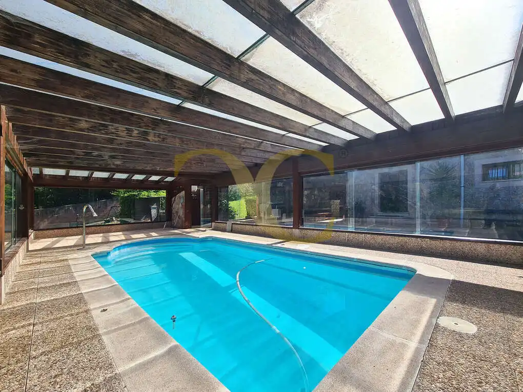 Piscina de Casa o xalet en venda en Oviedo  amb Calefacció, Jardí privat i Terrassa