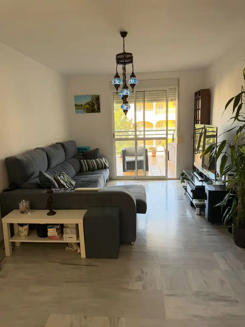 Sala de estar de Piso en venta en Benalmádena con Calefacción, Terraza y Piscina comunitaria