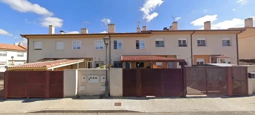 Vista exterior de Casa adosada en venta en Hontanares de Eresma con Calefacción y Trastero