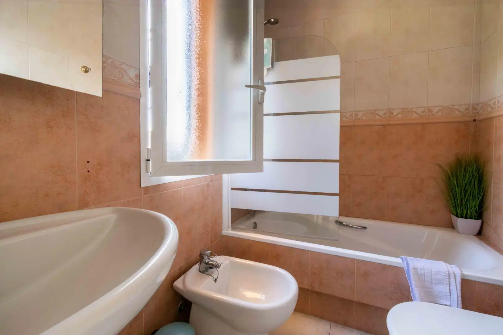 Baño de Casa adosada en venta en L'Alfàs del Pi con Aire acondicionado, Calefacción y Jardín privado