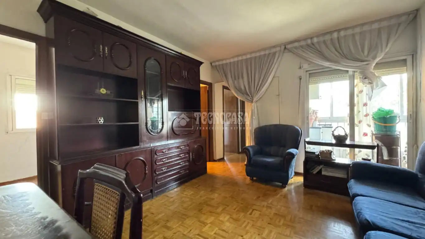 Sala d'estar de Pis en venda en Madrid amb Parquet, Terrassa i Moblat