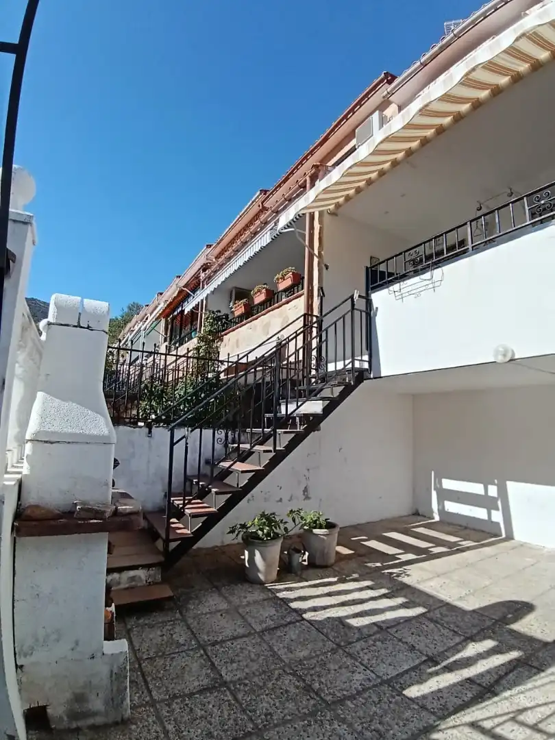 Vista exterior de Casa o xalet en venda en Navaluenga amb Jardí privat, Terrassa i Moblat