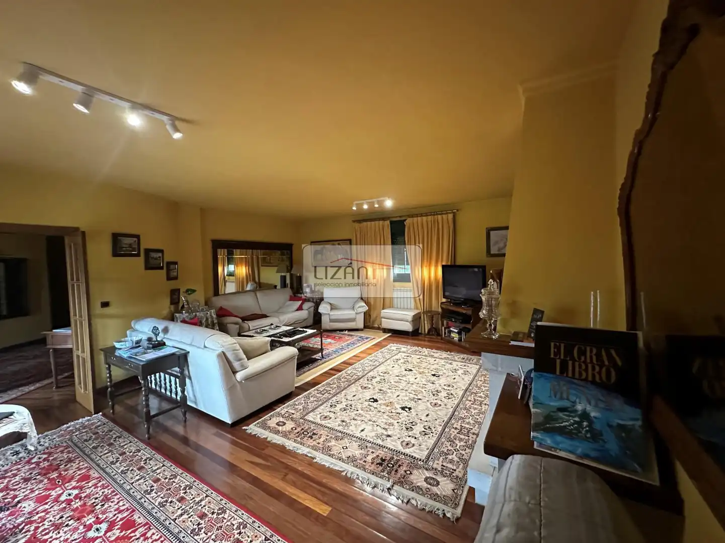 Sala d'estar de Casa o xalet en venda en Oviedo  amb Calefacció, Jardí privat i Terrassa