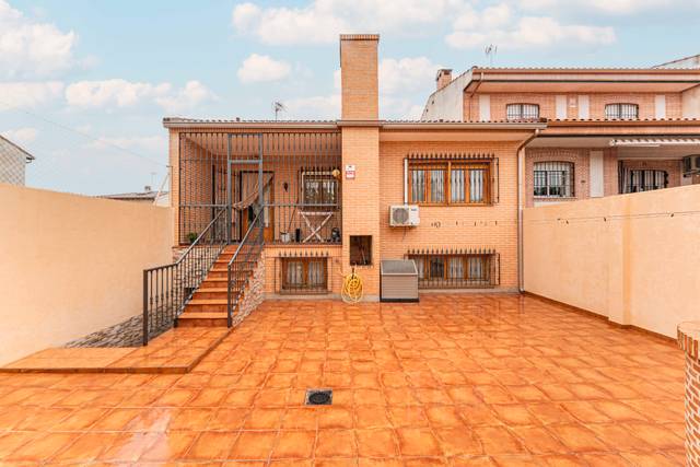 Casa adosada en Venta en Calle Mieres en Covadonga - Los Manzanos