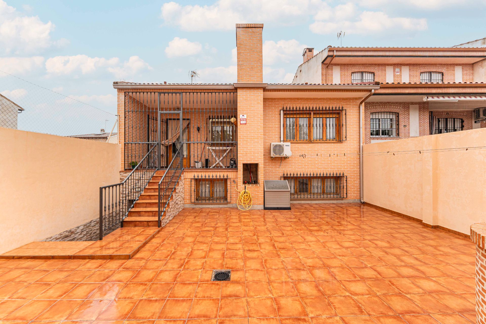 Exterior view of Single-family semi-detached for sale in Navalcarnero  with Air Conditioner, Heating and Private garden