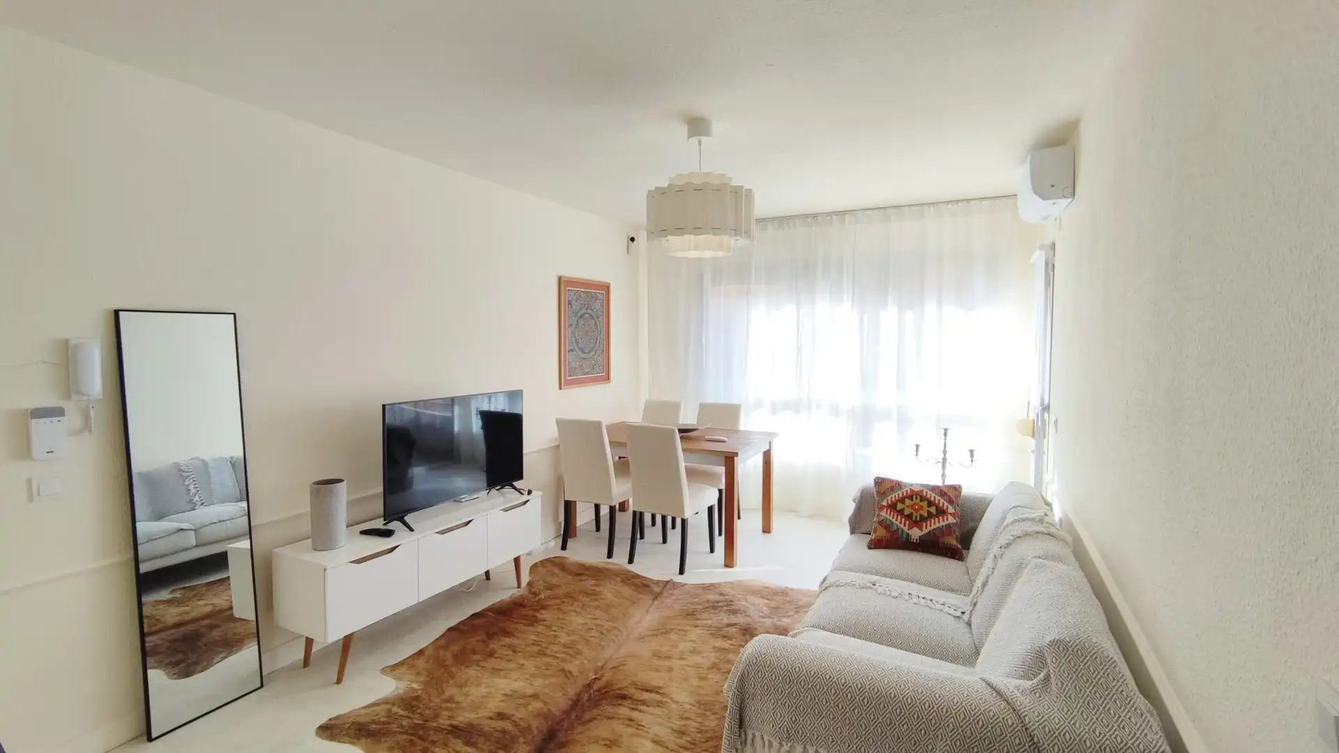 Sala d'estar de Pis de lloguer en Torrevieja amb Aire condicionat i Balcó