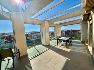 Àtic amb balcó en venda a Norte