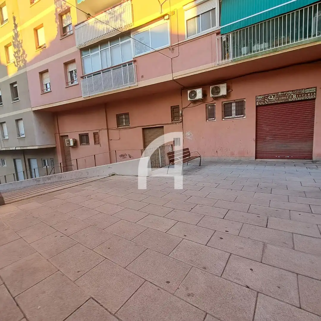 Vista exterior de Local en venda en Sant Feliu de Llobregat
