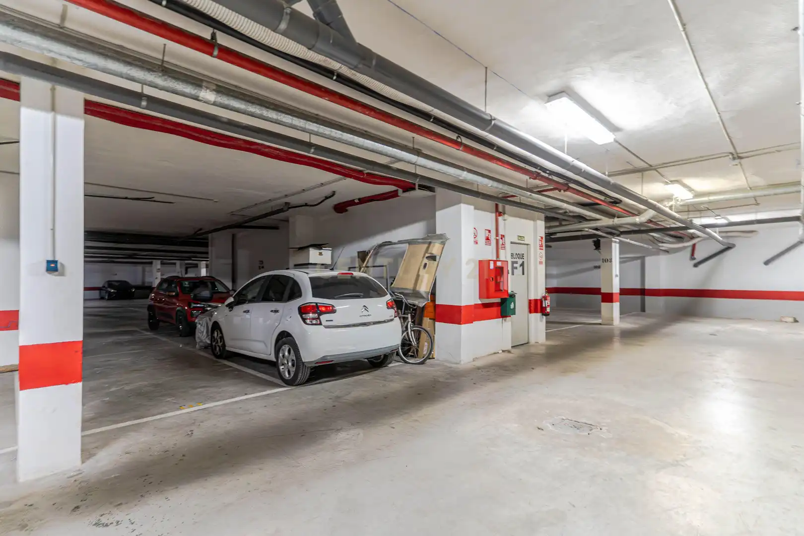 Aparcament de Apartament en venda en Vélez de Benaudalla amb Aire condicionat i Piscina comunitària