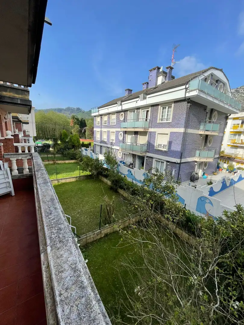 Außenansicht von Einfamilien-Reihenhaus zum Verkauf in Castro-Urdiales mit Heizung, Privatgarten und Parkett