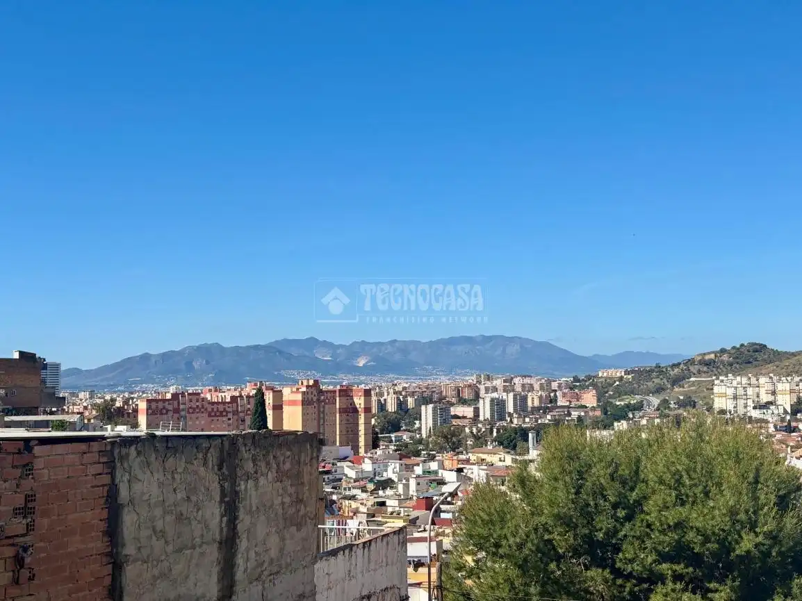 Vista exterior de Casa adosada en venda en Málaga amb Terrassa i Traster