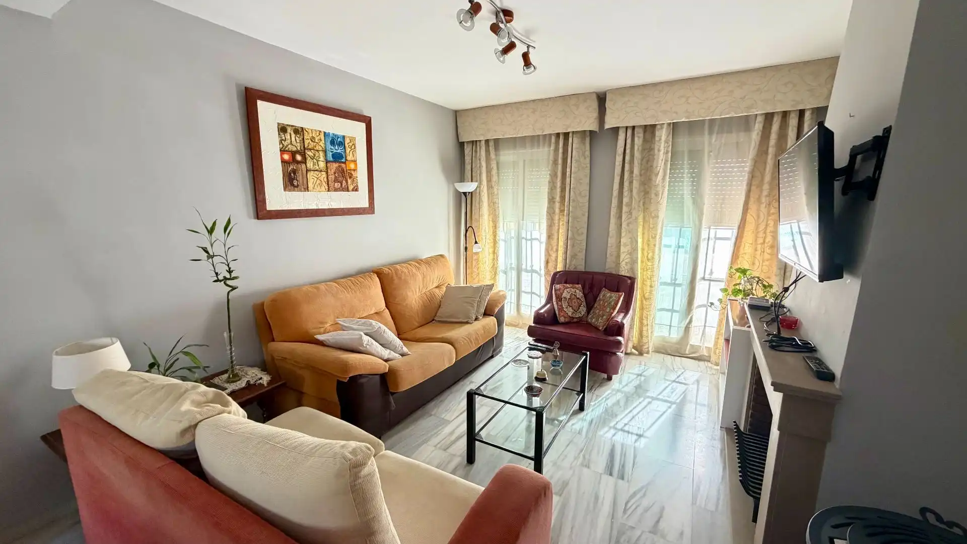 Wohnzimmer von Einfamilien-Reihenhaus zur Miete in Fuengirola mit Klimaanlage, Privatgarten und Terrasse