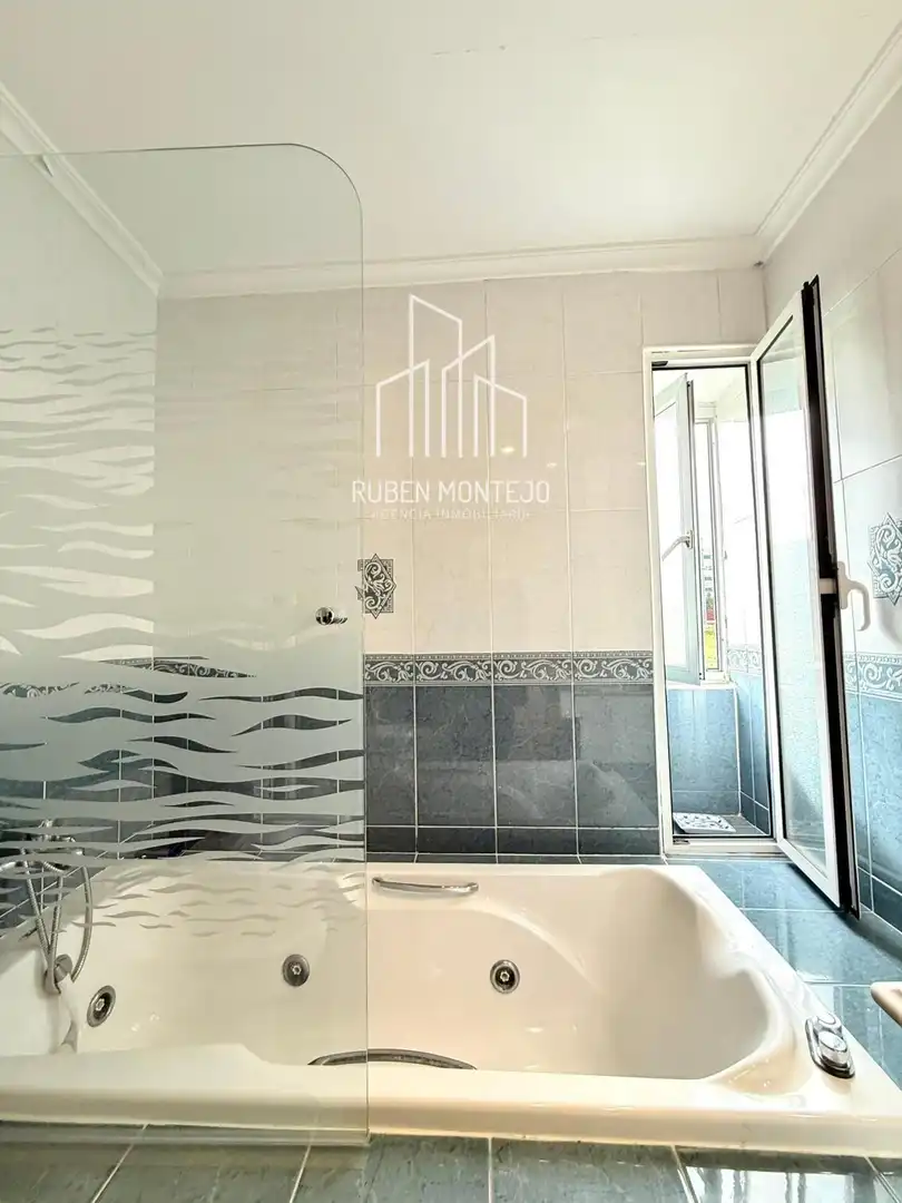 Bathroom of Flat for sale in Salamanca  with Heating, Oven and Washing machine