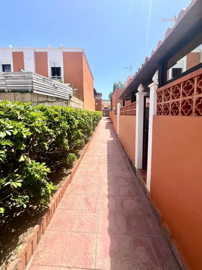 Vista exterior de Casa adosada en venda en Granadilla de Abona amb Aire condicionat, Moblat i Piscina comunitària