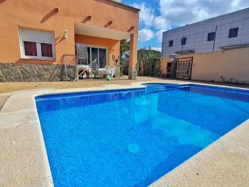 Piscina de Casa adosada en venda en Vidreres amb Piscina i Balcó