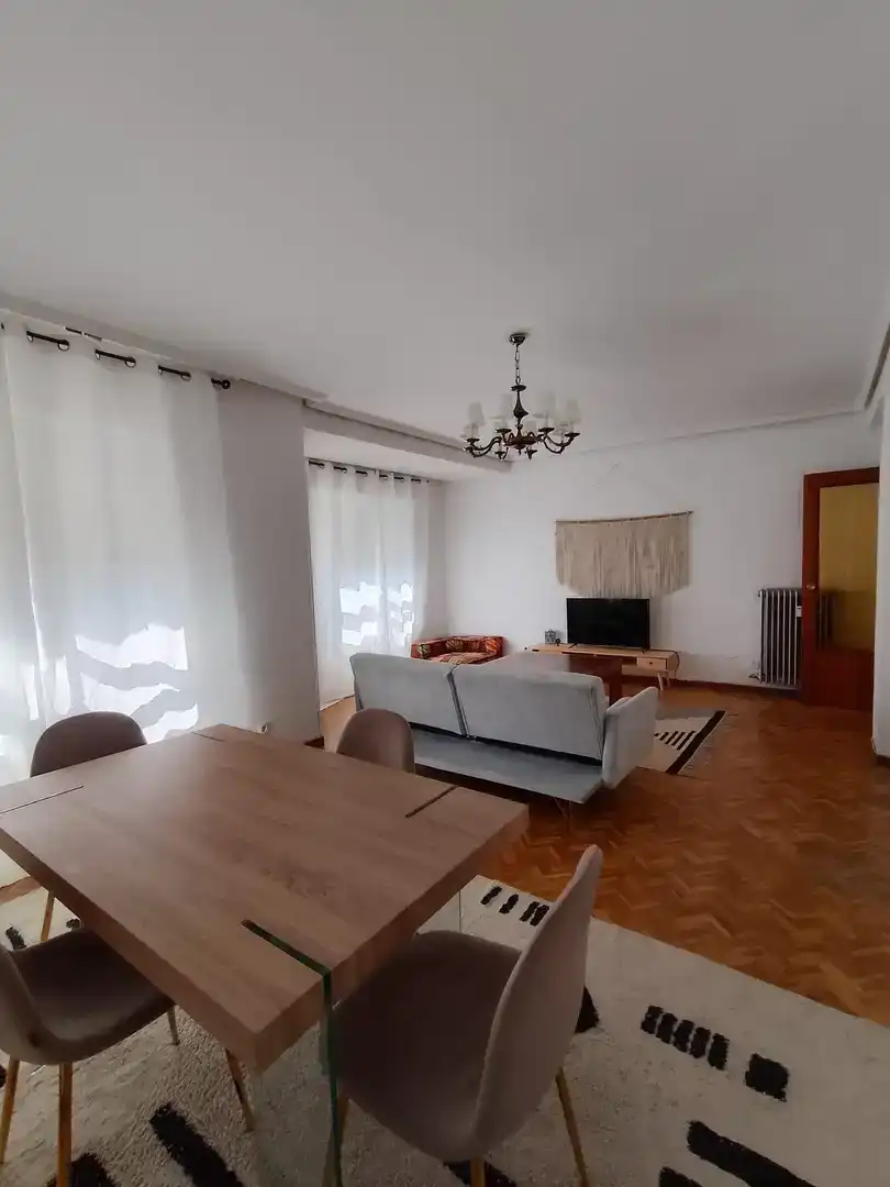 Wohnzimmer von Wohnung zur Miete in Soria Capital  mit Parkett, Abstellraum und Möbliert