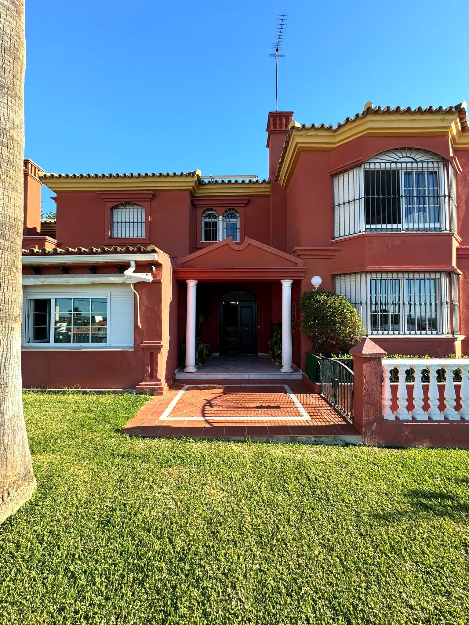 Exterior view of House or chalet for sale in Estepona  with Air Conditioner, Heating and Private garden