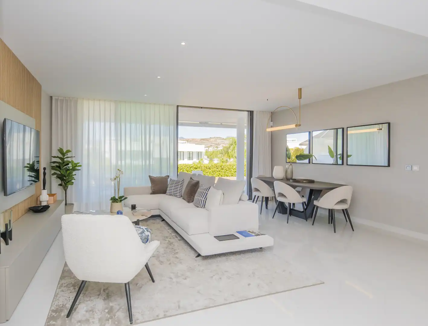 Sala d'estar de Apartament en venda en Estepona amb Aire condicionat, Jardí privat i Traster