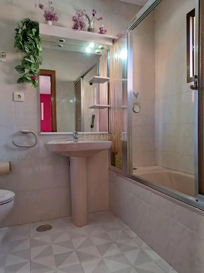 Badezimmer von Einfamilien-Reihenhaus zur Miete in Boadilla del Monte mit Abstellraum, Ofen und Waschmaschine