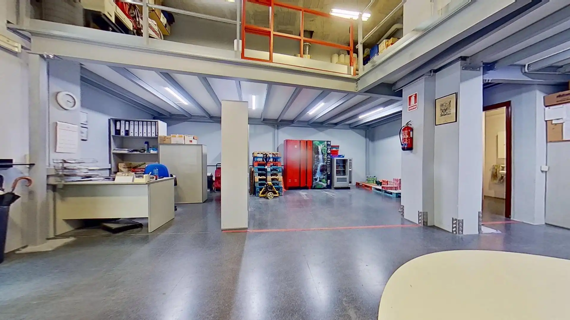 Local comercial en venda a Carrer MERCE RODOREDA, imagen 2