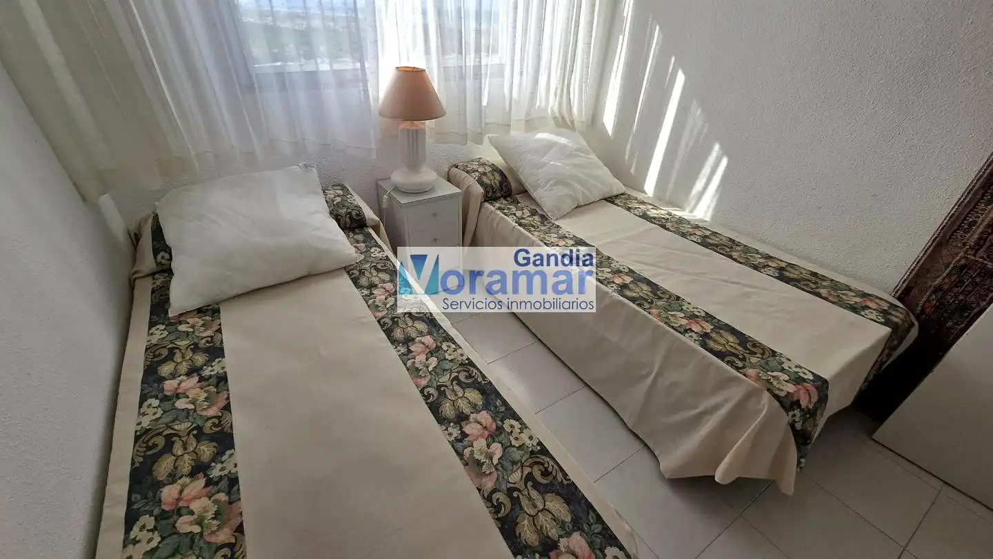Dormitori de Apartament de lloguer en Gandia amb Terrassa, Moblat i Piscina comunitària