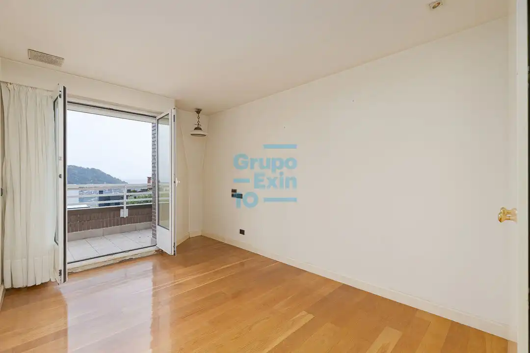 Dormitori de Àtic en venda en Donostia - San Sebastián  amb Calefacció, Terrassa i Piscina