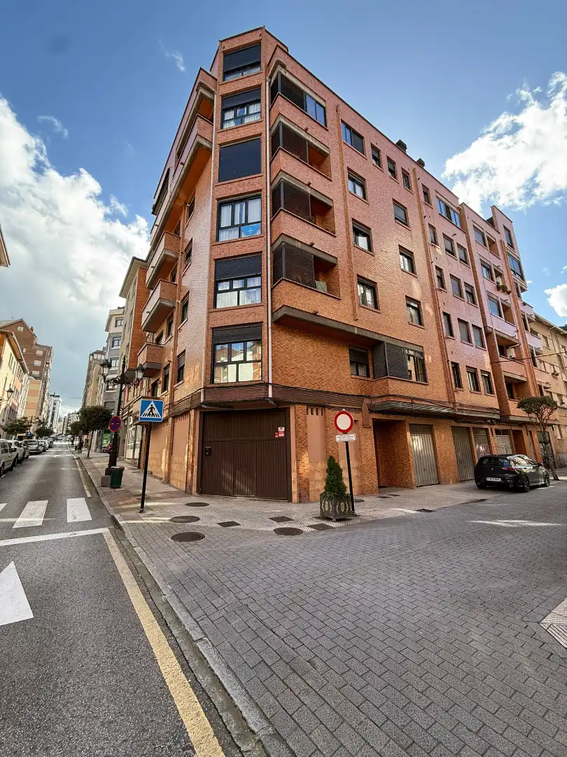 Vista exterior de Piso en venta en Oviedo  con Calefacción, Terraza y Trastero