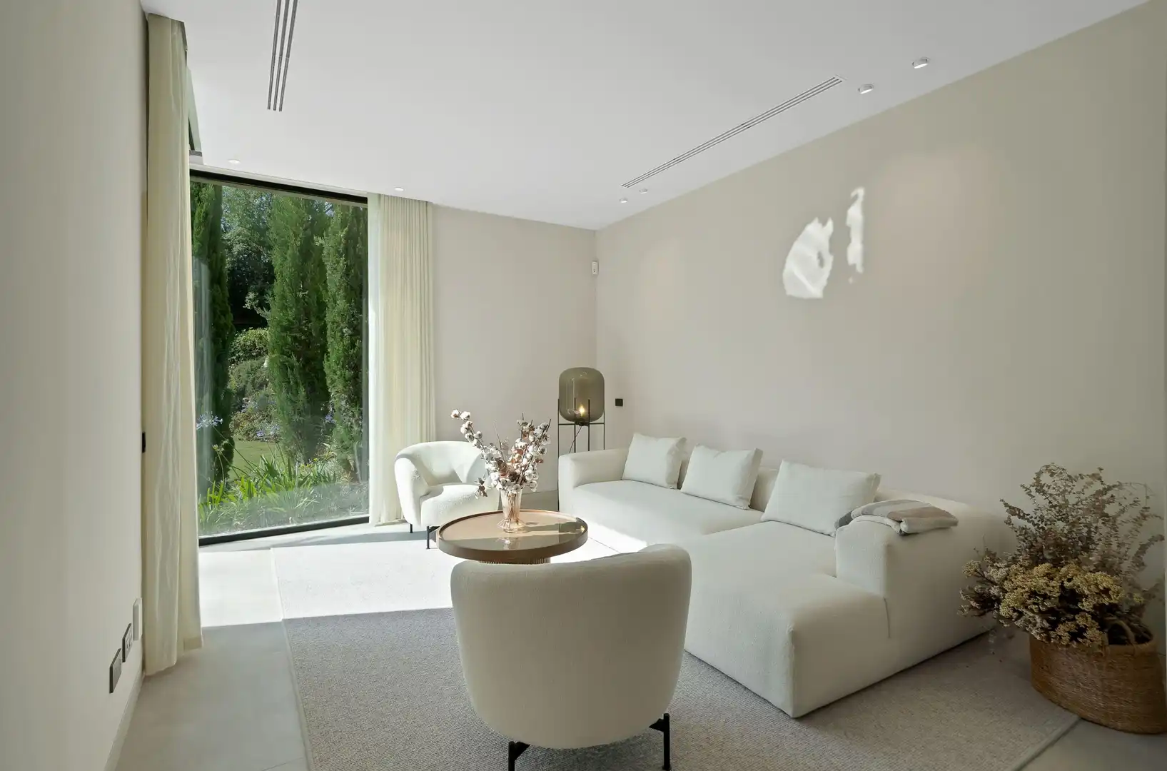 Sala de estar de Casa o chalet en venta en Marbella con Aire acondicionado, Calefacción y Jardín privado