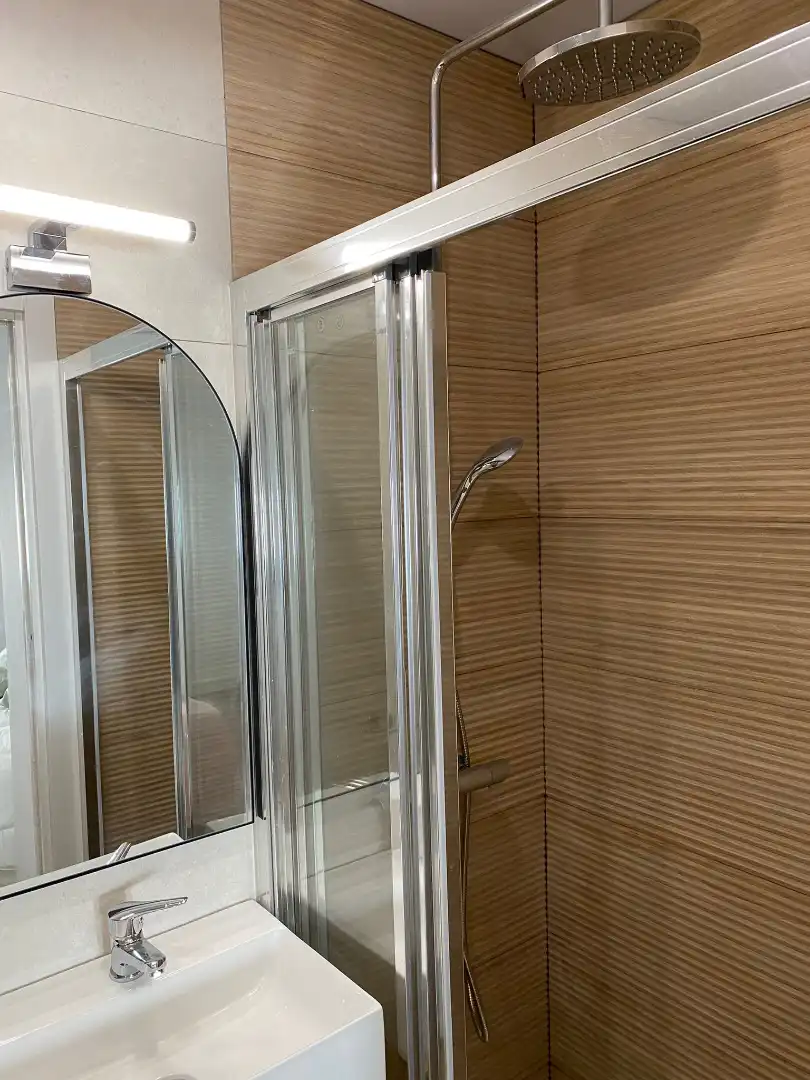 Bathroom of Flat for share in Madrid  with Air Conditioner, Furnished and Oven