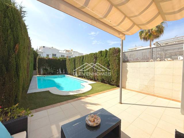 Casa adosada en Venta en Zona los Colegios