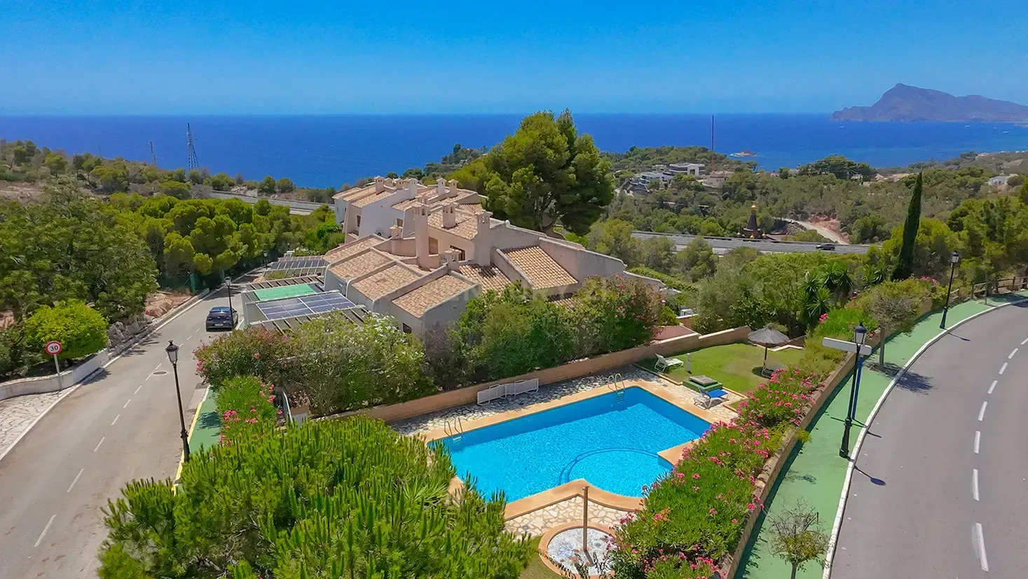 Vista exterior de Casa adosada en venda en Altea amb Aire condicionat, Jardí privat i Piscina