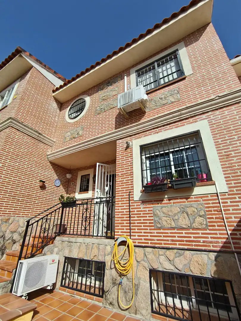 Vista exterior de Casa o xalet de lloguer en Sevilla la Nueva amb Aire condicionat, Calefacció i Terrassa