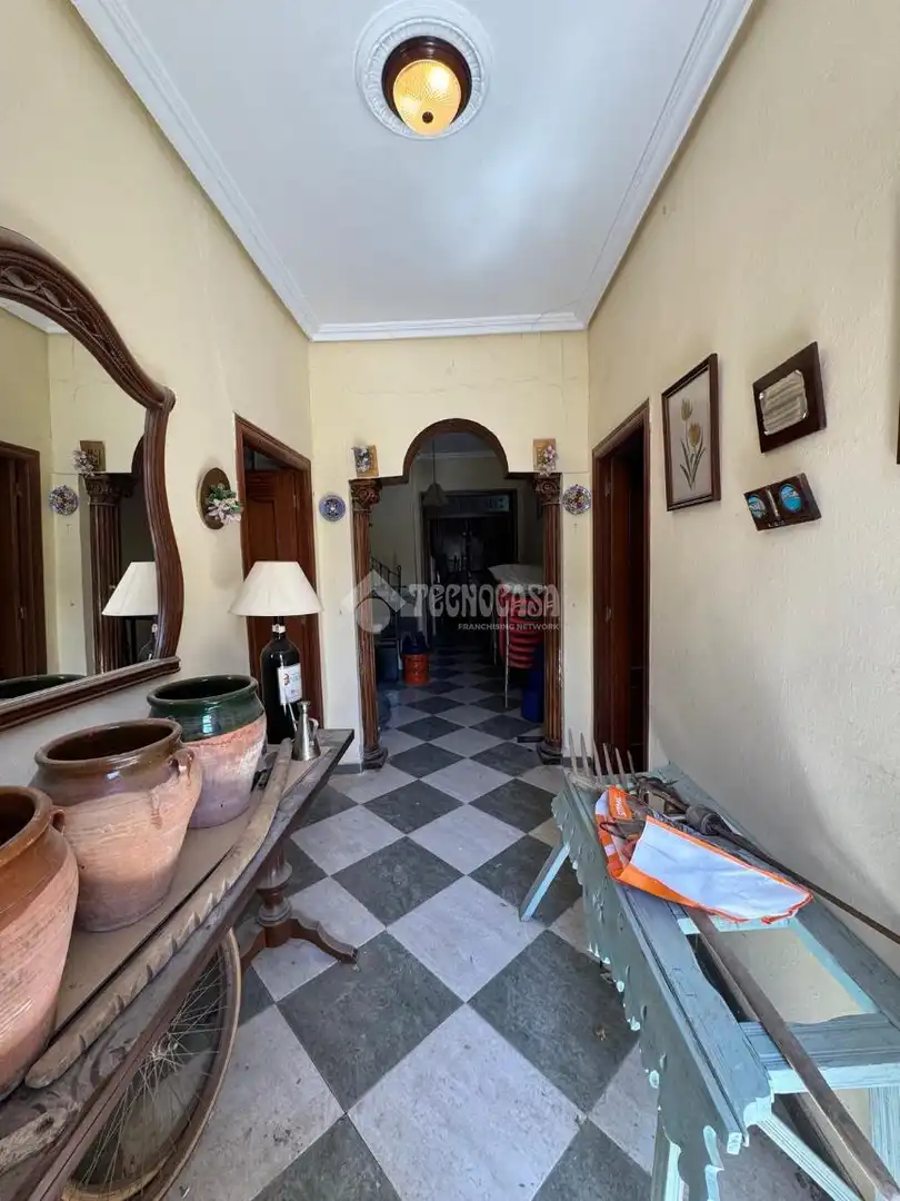 Casa aparellada amb terrassa en venda a Lupión