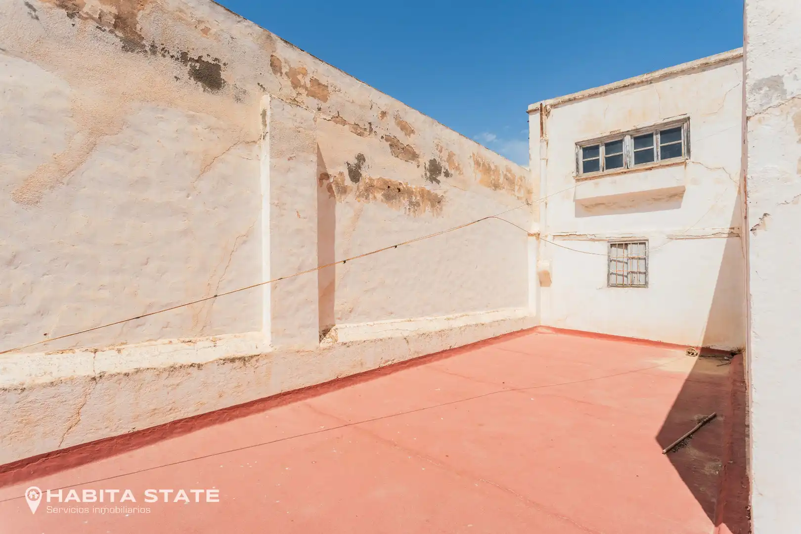 Vista exterior de Edifici en venda en Almería