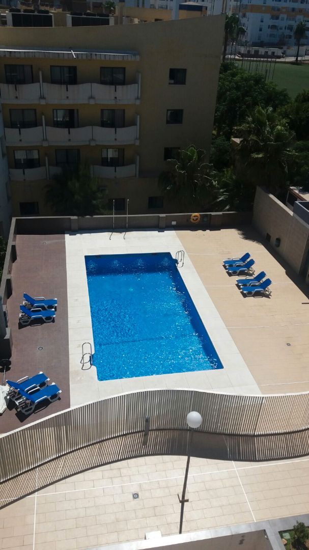 Piscina de Apartament de lloguer en Benalmádena amb Aire condicionat, Terrassa i Moblat