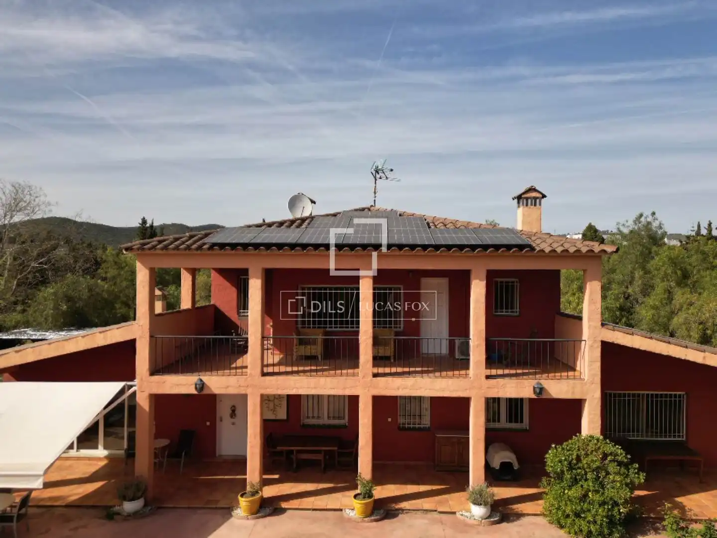 Vista exterior de Finca rústica en venda en Vilanova i la Geltrú amb Aire condicionat, Calefacció i Jardí privat